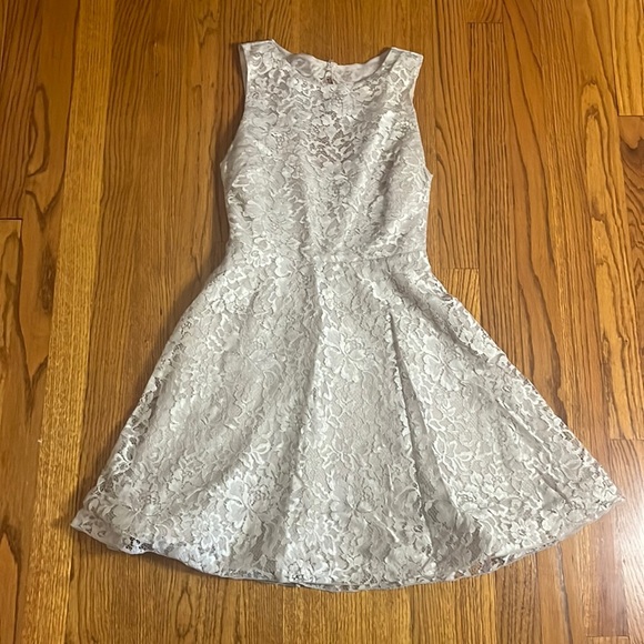 NWT Alice + Olivia Woman’s Natalia Open-Back Lace A-Line Taupe Lace Dress Size 0 - Picture 3 of 9